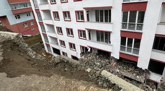 Trabzon'da istinat duvarının çökmesi sonucu bir bina zarar gördü