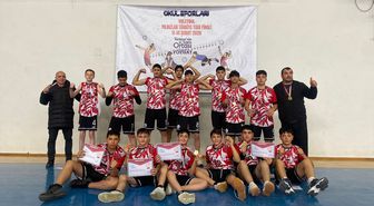 Sivas Şehit Adnan Saka Ortaokulu voleybol takımının şampiyonluk sevinci