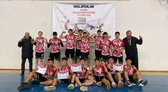 Sivas Şehit Adnan Saka Ortaokulu voleybol takımının şampiyonluk sevinci