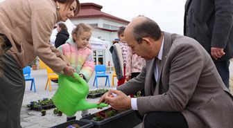 Trakya Üniversitesinin minik öğrencileri doğa etkinliğinde çiçek dikti