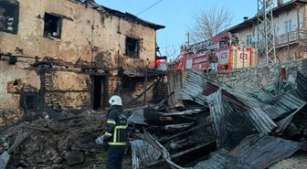 Tufanbeyli ilçesinde 2 katlı evde çıkan yangın söndürüldü