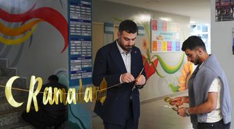 TÜGVA tarafından Kadıköy'de bir ortaokul ramazan için süslendi