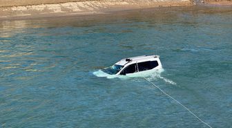 Tunceli'de köprüden Munzur Çayı'na düşen otomobilin sürücüsü kurtarıldı