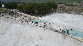 Turizm merkezi Pamukkale'de bayram yoğunluğu yaşanıyor