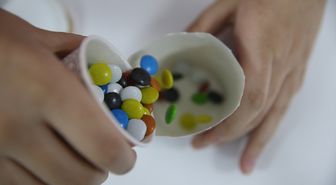 Türk Kızılay gönüllüleri teravih namazına gelen çocuklar için hediye hazırladı