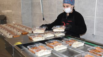 Türk Kızılay Malatya Şubesi her gün 1500 kişiye iftarlık dağıtıyor