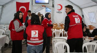 Türk Kızılayı gönüllüleri iftar çadırında görev alıyor