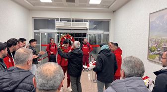 Türk spor tarihine geçen Furkan Akar, Erzurum'da çiçeklerle karşılandı
