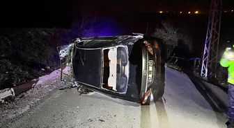 Türkeli'de devrilen otomobildeki 2 kişi yaralandı