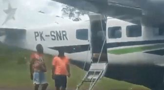 Uçak indikten saniyeler sonra pilot ve yardımcı pilot pistte vurularak öldürüldü
