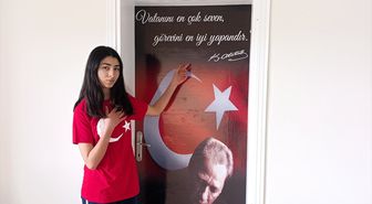 Ulaş'ta bir köy okulunun sınıf kapıları Atatürk ve Aşık Veysel resimleriyle kaplandı