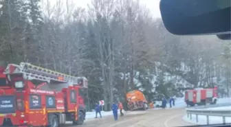 Uludağ yolunda kayan tuzlama aracı otomobile çarptı; 3 yaralı