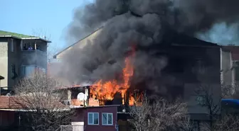 Ümraniye'de gecekonduda çıkan ve yanındaki eve sıçrayan yangın söndürüldü