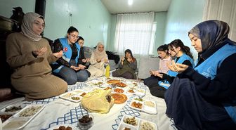 Üniversiteli gençler konuk oldukları yaşlıların iftar sofrasını hazırlıyor