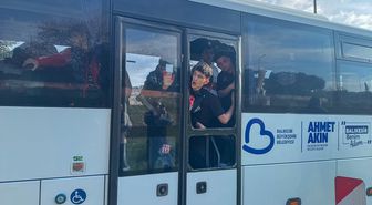 Uşak'ta Balıkesirspor taraftarlarını taşıyan otobüse taşlı saldırı