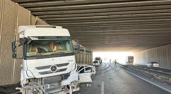 Uşak'ta tır ile çarpışan otomobilin sürücüsü yaralandı