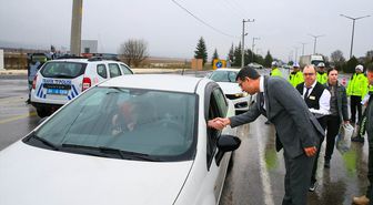Uşak Valisi Serdar Kartal, polis ve jandarma denetim noktalarında incelemelerde bulundu Açıklaması