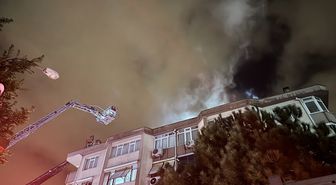 Üsküdar'da 5 katlı apartmanın çatı katında çıkan yangın söndürüldü