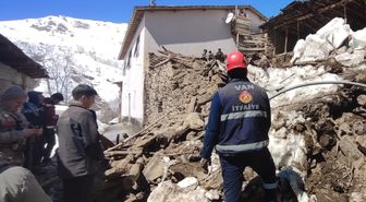 Van'da çöken duvarın altında kalan 50 kuzu için çalışma başlatıldı
