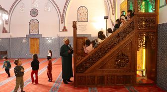 Van'da tarihin izlerini taşıyan cami öğrencileri ağırlıyor