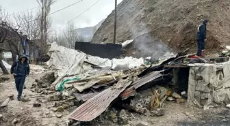 Van'da toprak kayması sonucu çöken tandır evinin enkazında kalan 2 kişi yaralandı