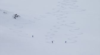 Van'ın karlı dağları macera tutkunu yabancı kayakçıları ağırladı