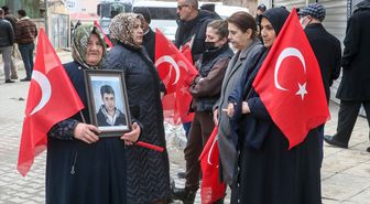 Vanlı aileler DEM Parti binası önündeki 'evlat nöbeti'ni sürdürdü