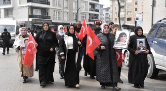 Vanlı aileler DEM Parti binası önündeki 'evlat nöbeti'ni sürdürdü