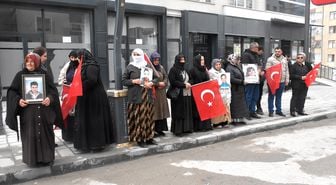 Vanlı aileler DEM Parti İl Başkanlığı önündeki eylemlerini sürdürdü