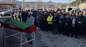 Vefat eden eski milli kadın futbolcu Nurcan Çelik, Artvin'de toprağa verildi