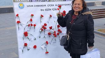Yakakent Belediyesinden kadınlara çiçek sürprizi