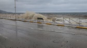 Yalova'da taşan deniz nedeniyle balıkçı barınakları ve sahildeki yapılar zarar gördü