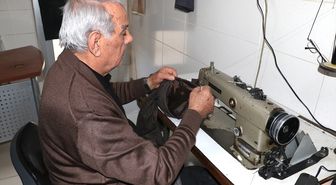 Yarım asırlık terzilik mesleğini huzurevinde sürdürüyor