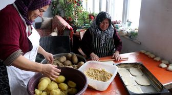 Yaşlı, engelli ve ihtiyaç sahiplerinin iftarlıklarını gönüllü kadınlar hazırlıyor