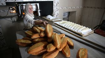 Yaylanın dumanı tüten tek fırınında ekmekler kadın ustadan
