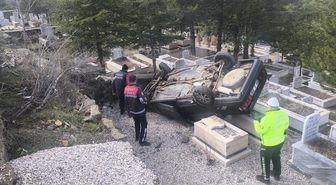 Yozgat'ta devrilen otomobildeki 2 kişi yaralandı