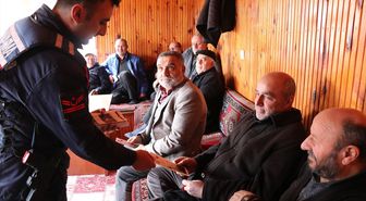 Yozgat'ta jandarma ekipleri köy köy dolaşarak vatandaşları IBAN dolandırıcılığına karşı uyarıyor