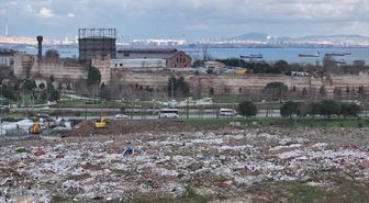 Zeytinburnu'ndaki Kazlıçeşme Meydanı'nda moloz kirliliği