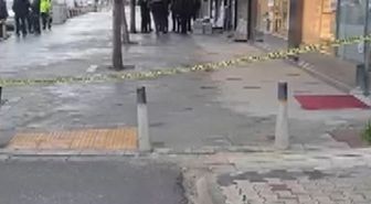 Bakırköy'de 2 kişinin iş merkezinin kapısına el bombası koyduğu anlar kamerada
