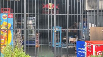 Eksik para üstü verdiğini iddia ettiği market sahibine, su kolisi ve sandalye fırlattı