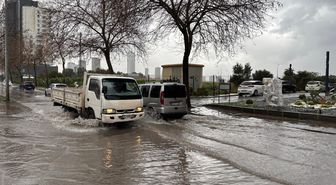 İzmir'de sağanak nedeniyle yollar göle döndü
