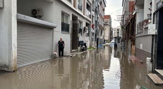 İzmir'de sağanak nedeniyle yollar göle döndü