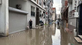 İzmir'de sağanak nedeniyle yollar göle döndü