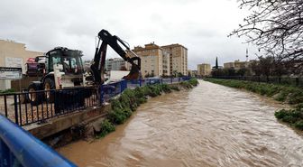 İzmir'de sağanak nedeniyle yollar göle döndü