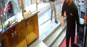 Küçükçekmece'de kontrollü yıkılan bina, yanındaki apartmana devrildi; çevredekiler panikle kaçtı /