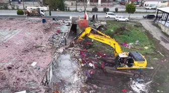 'Riskli alan' ilan edilen Karasu sahilinde yıkım başladı