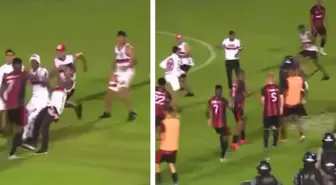Taraftarlar sahaya girip futbolcularla yumruk yumruğa kavga etti