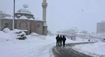 Yüksekova'da kar yağışı nedeniyle 28 yerleşim yeri ulaşıma kapandı