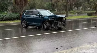 Antalya'da yağışlı havada kaza ucuz atlatıldı
