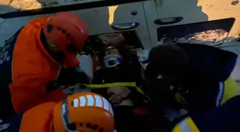 KARS'ta Araç Şarampole Yuvarlandı: 2 Yaralı